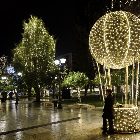 Χριστούγεννα 2020: Στολίδι «αερόστατο» στην πλατεία Συντάγματος