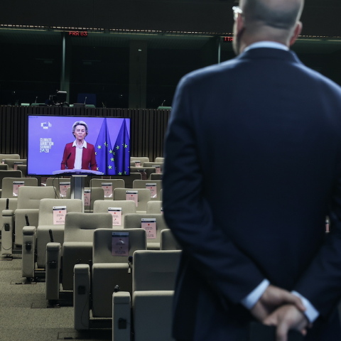 Ο Σαρλ Μισέλ παρακολουθεί ομιλία της Ούρσουλα φαν ντερ Λάινεν