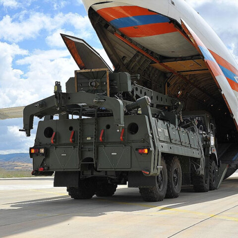 Εκτοξευτήρες S-400 φορτώνονται σε ρωσικό μεταγωγικό αεροσκάφος