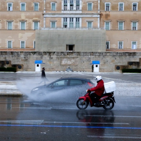 Στιγμιότυπο από τη βροχή στο κέντρο της Αθήνας 