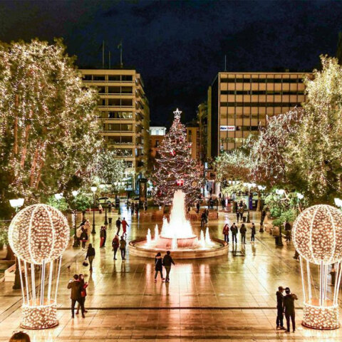 Χριστούγεννα 2020: Γιορτινή ατμόσφαιρα στην πλατεία Συντάγματος, με το χριστουγεννιάτικο δέντρο να δεσπόζει στο κέντρο