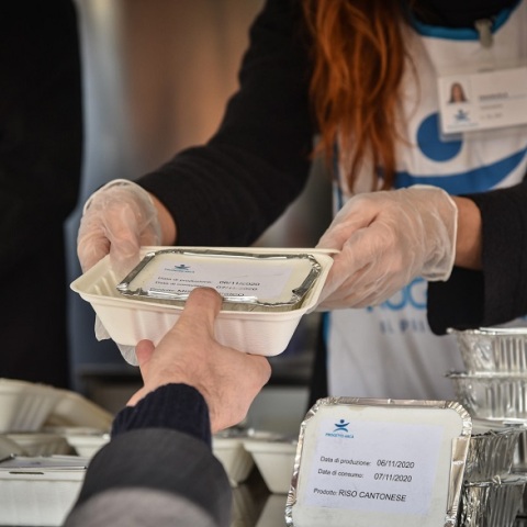 Η κινητή καντίνα του Project ARCA μοιράζει φαγητό 