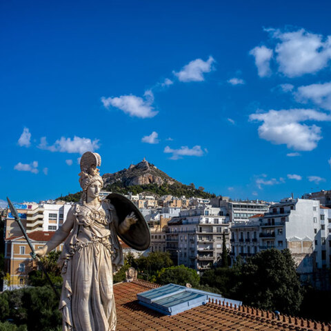 Άποψη του αγάλματος της Αθηνάς στα Προπύλαια