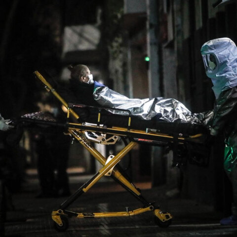 Μεταφορά ηλικιωμένης με κορωνοϊό από οίκο ευγηρίας στο Μπουένος Άιρες