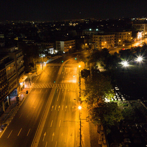 Άδειος ο δρόμος που περνά δίπλα από τον ναό του Ολυμπίου Διός στην Αθήνα