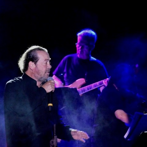 Ο τραγουδιστής Γιάννης Πάριος κατά τη διάρκεια συναυλίας