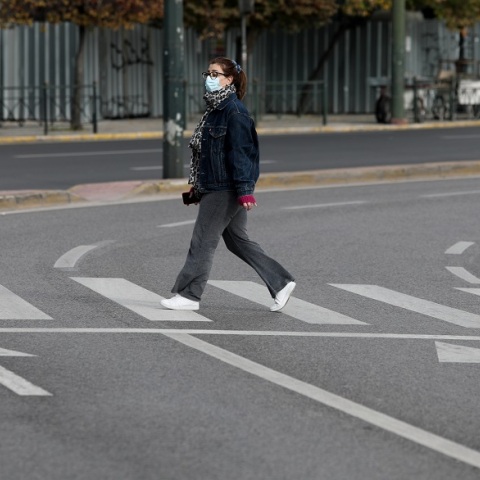 Γυναίκα με μάσκα σε δρόμο της Αθήνας 