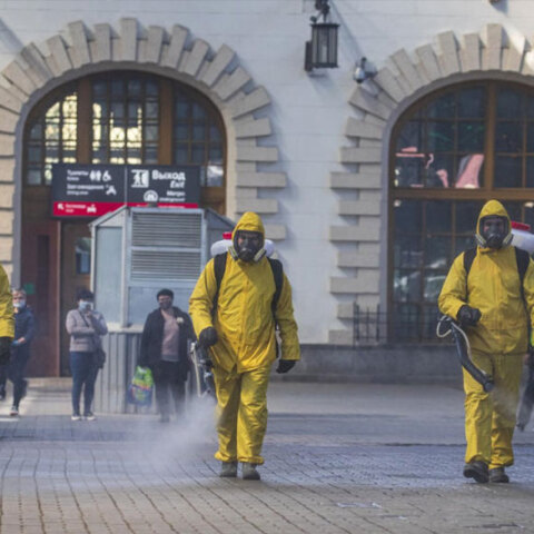 Απολύμανση για τον κορωνοϊό έξω από σιδηροδρομικό σταθμό στη Μόσχα