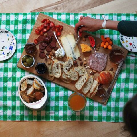 Η Μανίνα Ζουμπουλάκη γράφει για τα μπακάλικα που πλέον έχουν τα πάντα