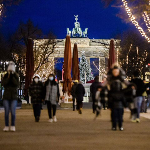 Πολίτες με μάσκα για τον κορωνοϊό στο Βερολίνο