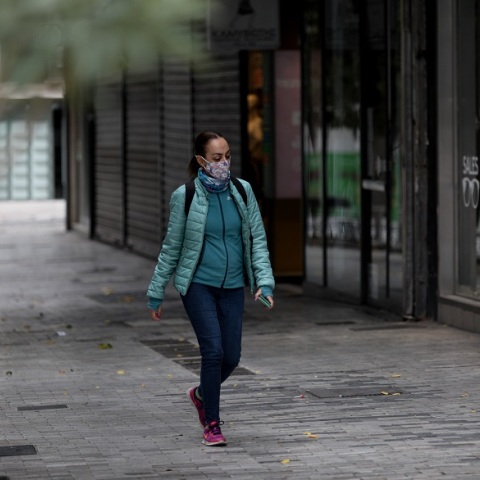 Γυναίκα με μάσκα 