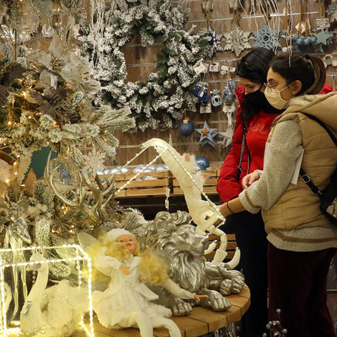 Χριστούγεννα 2020: Γυναίκες με μάσκα για τον κορωνοϊό μέσα σε κατάστημα με χριστουγεννιάτικα είδη στην Αθήνα