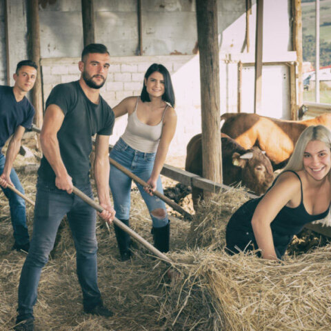 Λάρισα: Σέξι αγρότες και αγρότισσες στο ημερολόγιο του Πολιτιστικού Συλλόγου Σκοπιάς Φαρσάλων