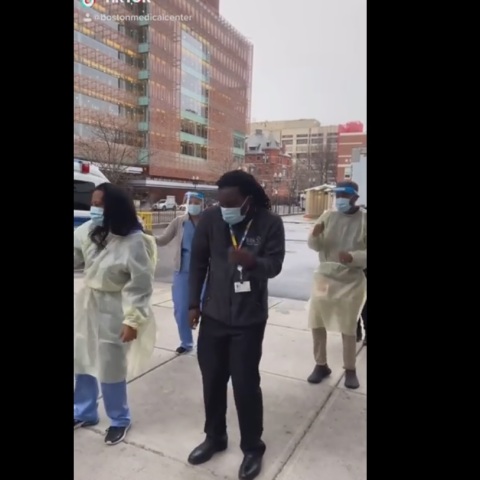 Γιατροί και νοσηλευτές χορεύουν κατά την άφιξη των εμβολίων