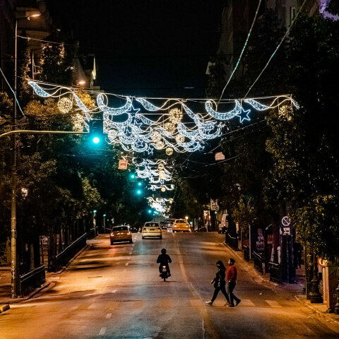 Lockdown στην Αθήνα - Πεζοί διασχίζουν κάθετα τη Σταδίου