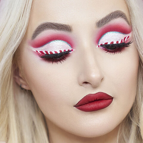 ξανθιά γυναίκα βαμμένη με χριστουγεννιάτικο στιλ