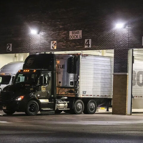 Νταλίκες σε εργοστάσιο της Pfizer στο Μίσιγκαν των ΗΠΑ