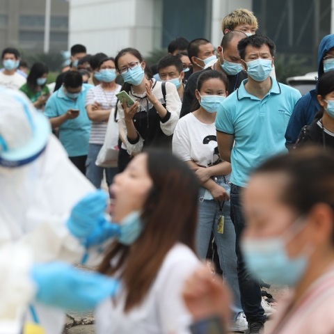 Πολίτες αναμένουν να κάνουν τεστ κορωνοϊού στην Ουχάν