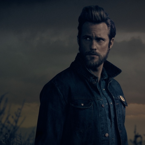 Ο Αλεξάντερ Σκάρσγκαρντ υποδύεται τον Ράνταλ Φλαγκ στη σειρά «The Stand»