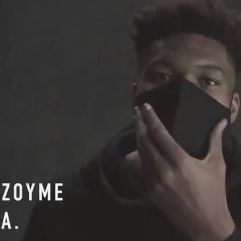 Ο Γιάννης Αντετοκούνμπο με μάσκα για τον κορωνοϊό 