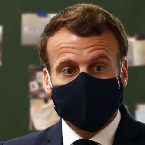 Ο Εμανουέλ Μακρόν με προστατευτική μάσκα για τον κορωνοϊό