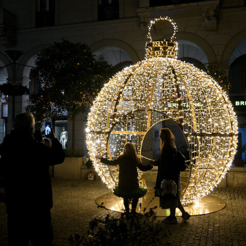 Χριστούγεννα 2020: Πολίτες στη στολισμένη οδό Βουκουρεστίου στο κέντρο της Αθήνας