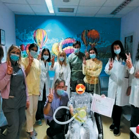 Ο 8χρονος Γιάννης βγαίνει από τη ΜΕΘ όπου νοσηλευόταν με κορωνοιό