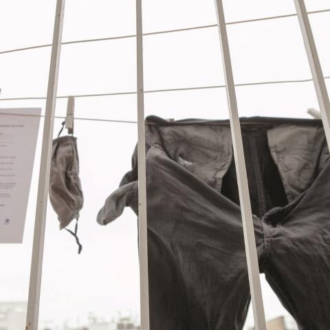 Κρεμασμένο παντελόνι σε κάγκελα πόρτας νοσοκομείου