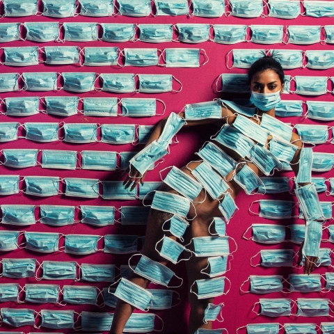 Γυναίκα που έχει καλύψει το σώμα της με μάσκες προστασίας