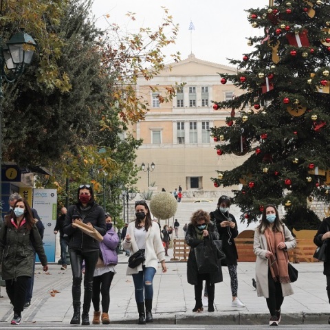Πολίτες στη στολισμένη πλατεία Συντάγματος