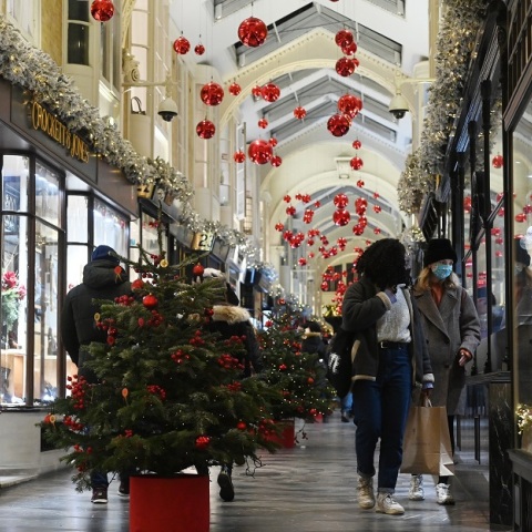 Πολίτες με μάσκα στην Μεγάλη Βρετανία
