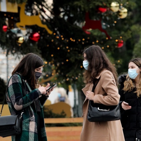 Γυναίκες με μάσκα στην πλατεία Συντάγματος