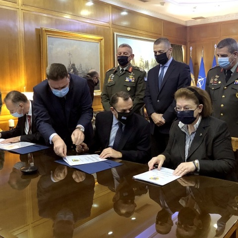 Στιγμιότυπο από την υπογραφή της σύμβασης