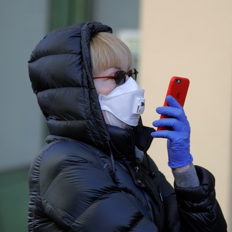 Γυναίκα με μάσκα και γάντια 