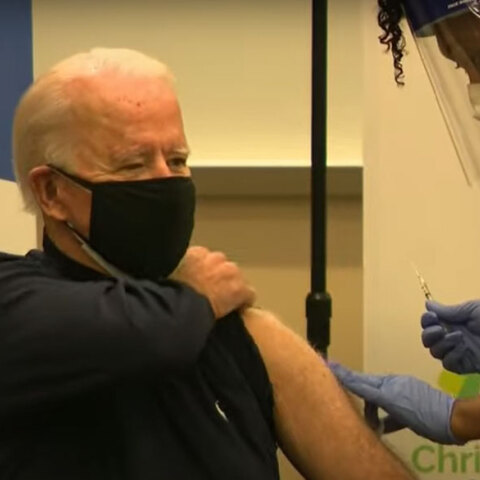 Ο Τζο Μπάιντεν ετοιμάζεται να κάνει το εμβόλιο της Pfizer για τον κορωνοϊό