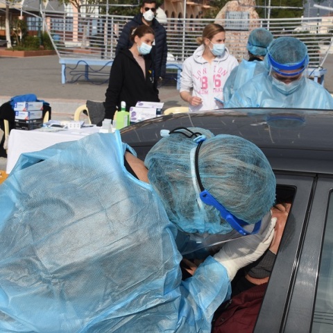 Στιγμιότυπο από την πραγματοποίηση rapid test μέσα στο αυτοκίνητο