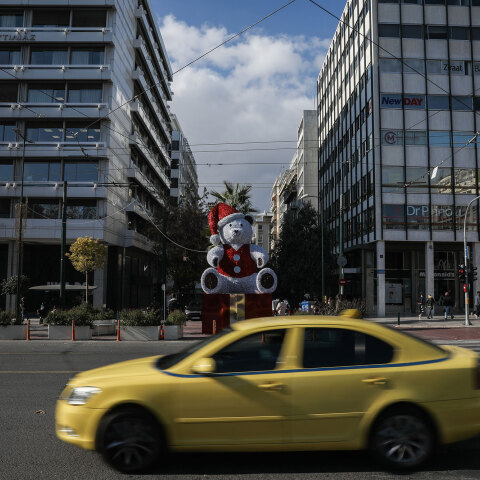Πλατεία Συντάγματος: Ταξί περνά μπροστά από τον χριστουγεννιάτικο αρκούδο στην αρχή της Ερμού