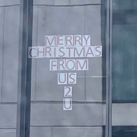 Οι ευχές που αντάλλαζαν στα παράθυρα 