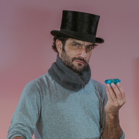 Ο Νίκος Κουρής στο ρόλο του Σέρλοκ Χόλμς στην παράσταση «Ο Σέρλοκ Χόλμς και ο κλέφτης των Χριστουγέννων»