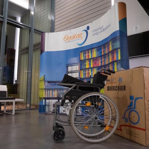 ΘΗΣΕΑΣ: 10 αναπηρικά αμαξίδια προσφορά στον Δήμο Καλλιθέας