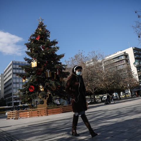Πολίτες με μάσκα στην πλατεία Συντάγματος 
