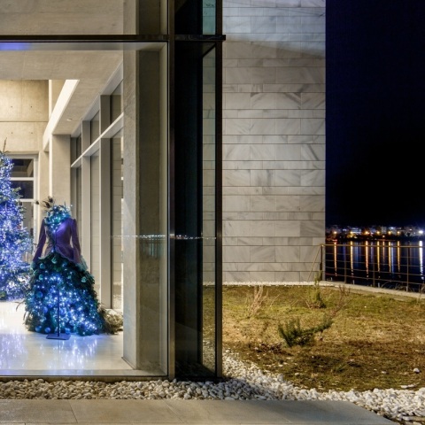 Μέγαρο Μουσικής Θεσσαλονίκης: Χριστουγεννιάτικη μαγεία μέσα από οκτώ γιορτινά ντυμένες κούκλες, σε μια καλλιτεχνική δημιουργία που προκαλεί θαυμασμό 