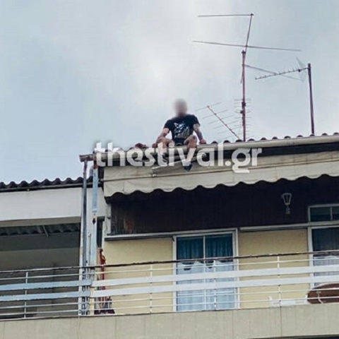 Άνδρας απειλεί να βουτήξει στο κενό από ταράτσα πολυκατοικίας
