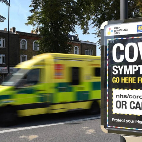 Ασθενοφόρο κινείται με ταχύτητα σε δρόμο στην Αγγλία - Η ταμπέλα ενημερώνει για το πού μπορεί να κάνει κάποιος τεστ για κορωνοϊό