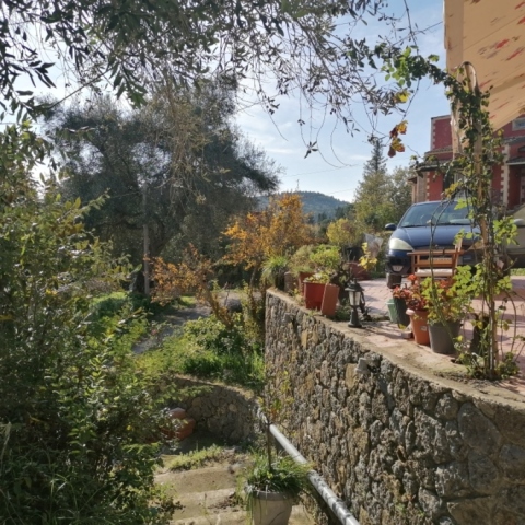 Ο συγγραφέας Χρήστος Ι. Δούλης περιγράφει την καθημερινότητά από το νησί του, την Κέρκυρα