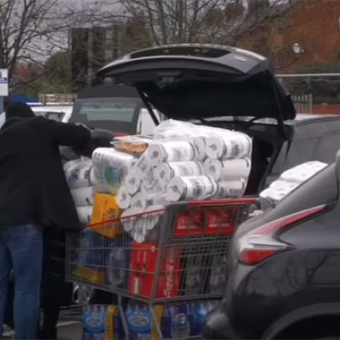 Βρετανία: Τεράστιες ουρές στα σούπερ μάρκετ