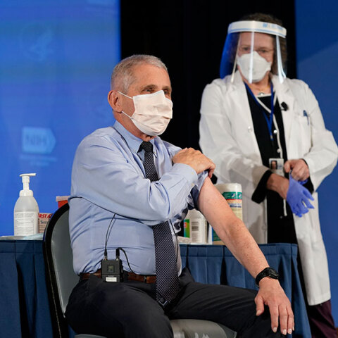 Ο Άντονι Φάουτσι ετοιμάζεται να κάνει το εμβόλιο της Moderna για τον κορωνοϊό