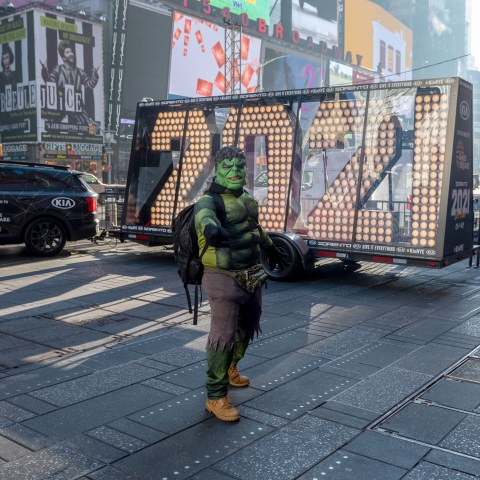 Άνθρωπος-μασκότ του σούπερ ήρωα Χαλκ, στην πλατεία Times Square στη Νέα Υόρκη