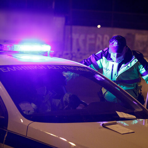 Αστυνομικός με μάσκα για τον κορωνοϊό έξω από περιπολικό (ΦΩΤΟ ΑΡΧΕΙΟΥ)