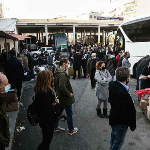 Πλήθος κόσμου στα ΚΤΕΛ Λιοσίων, δύο ημέρες πριν από τα Χριστούγεννα 2020, εν μέσω κορωνοϊού